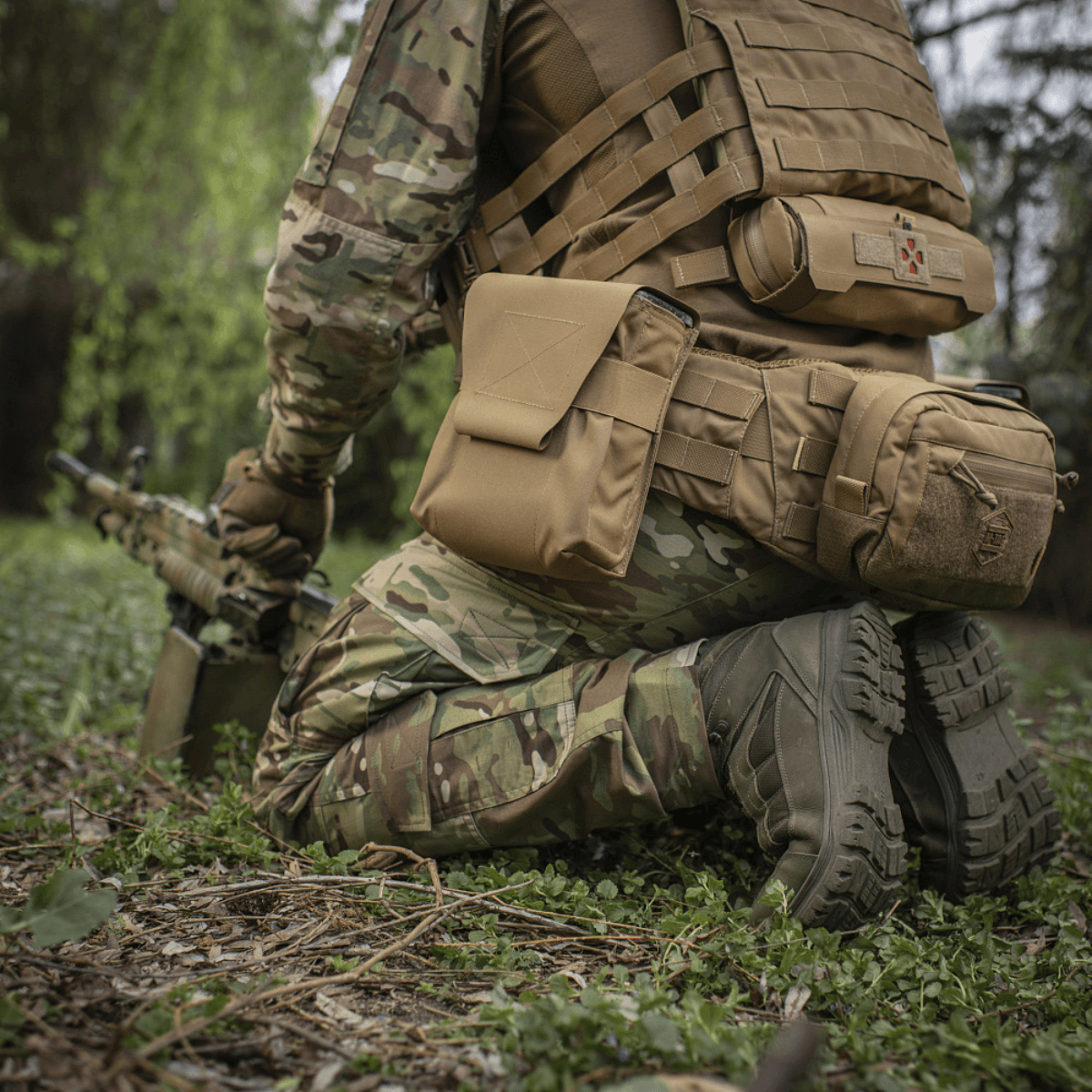 Soldat iført M-Tac Pouch til M249 Cartridge Box Closed i marken, klar til kampopgaver med holdbart Cordura 500D materiale.