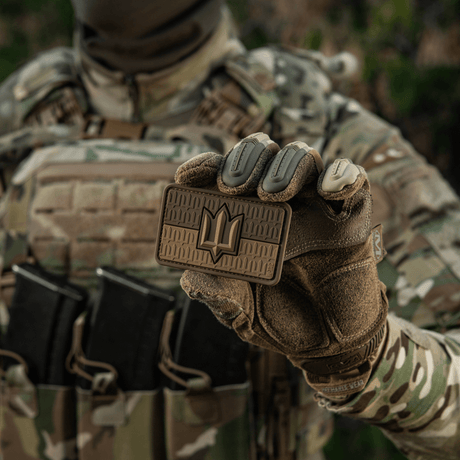 Soldat i kamouflagekläder visar M-Tac patch Ukraine Flag med ZSU Trident PVC