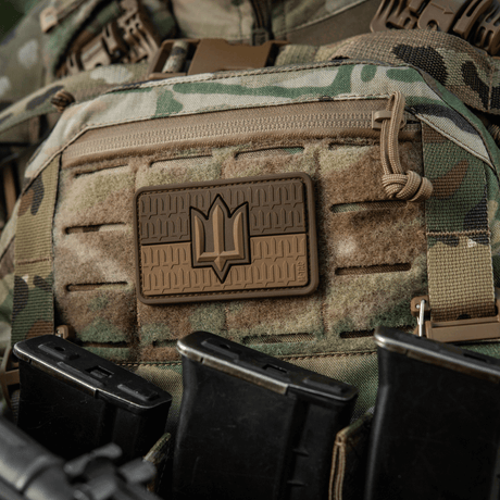 M-Tac patch Ukraine Flag med ZSU Trident PVC på militär väst, visar ukrainsk stolthet och arv, i PVC med 3D-design