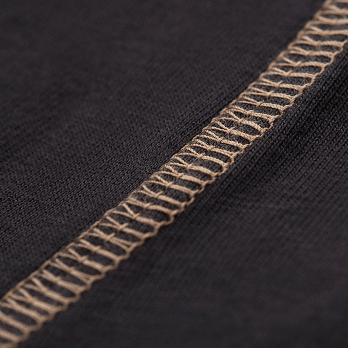 Nærbillede af flade syninger på M-Tac Herre Boxer 93/7 for at undgå hudirritation og sikre komfort og holdbarhed.