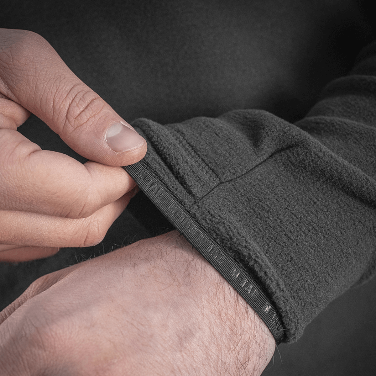 Detalje af ærme på M-Tac Delta Polartec Fleecejakke, viser det bløde og varmeisolerende Polartec® Micro Series-fleece materiale.