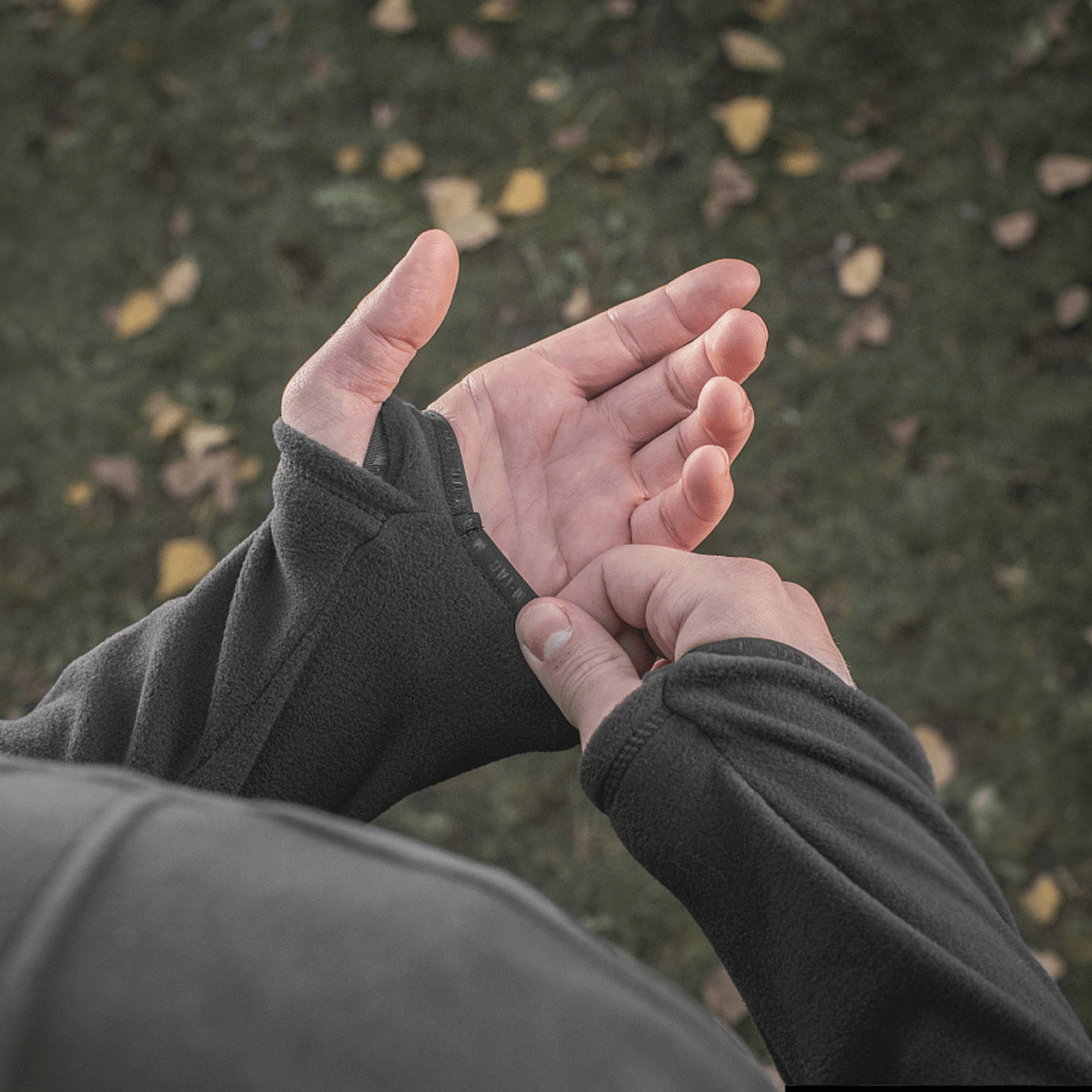 M-Tac Delta Polartec Fleecejakke med termiske egenskaber, nem at tage af takket være halv lynlås. Perfekt til kølige forhold.