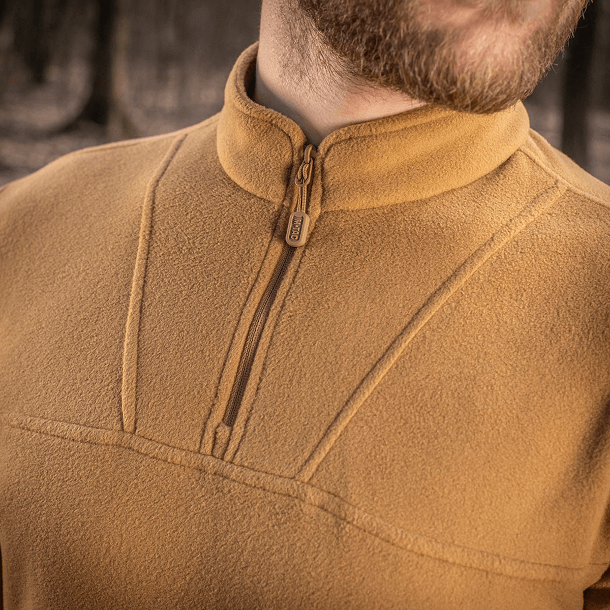 M-Tac Delta Polartec Fleecejakke i brun farve med halv lynlås set i natur omgivelser.