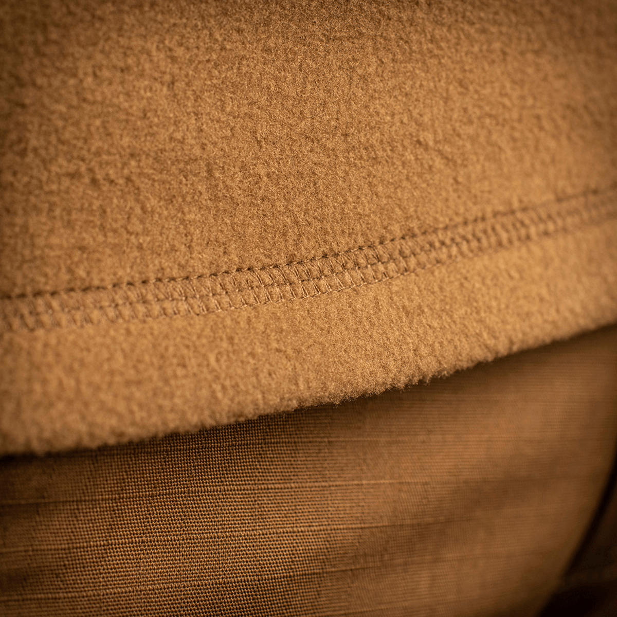Detalje af M-Tac Delta Polartec Fleecejakke med velisolerende Polartec® Micro Series-fleece i brun farve.
