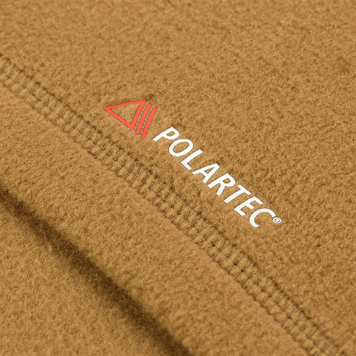 Nærbillede af M-Tac Delta Polartec Fleecejakke lavet af Polartec® Micro Series-fleece, der viser stoffets tekstur og logo.