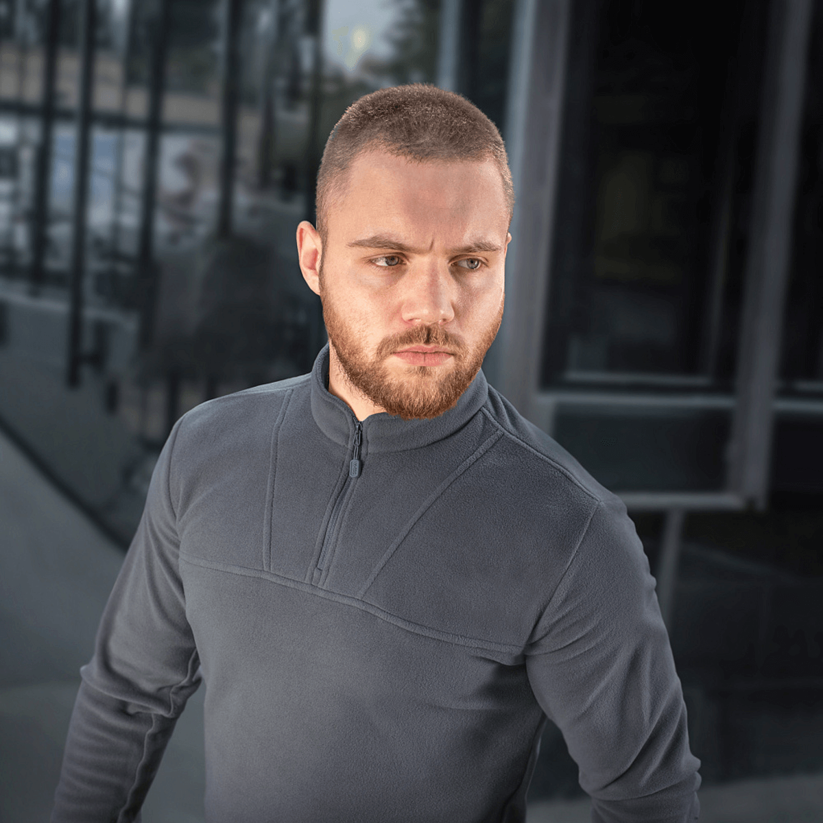 Mand iført M-Tac Delta Polartec Fleecejakke i moderne design, lavet af Polartec® Micro Series-fleece, ideel til kolde dage.