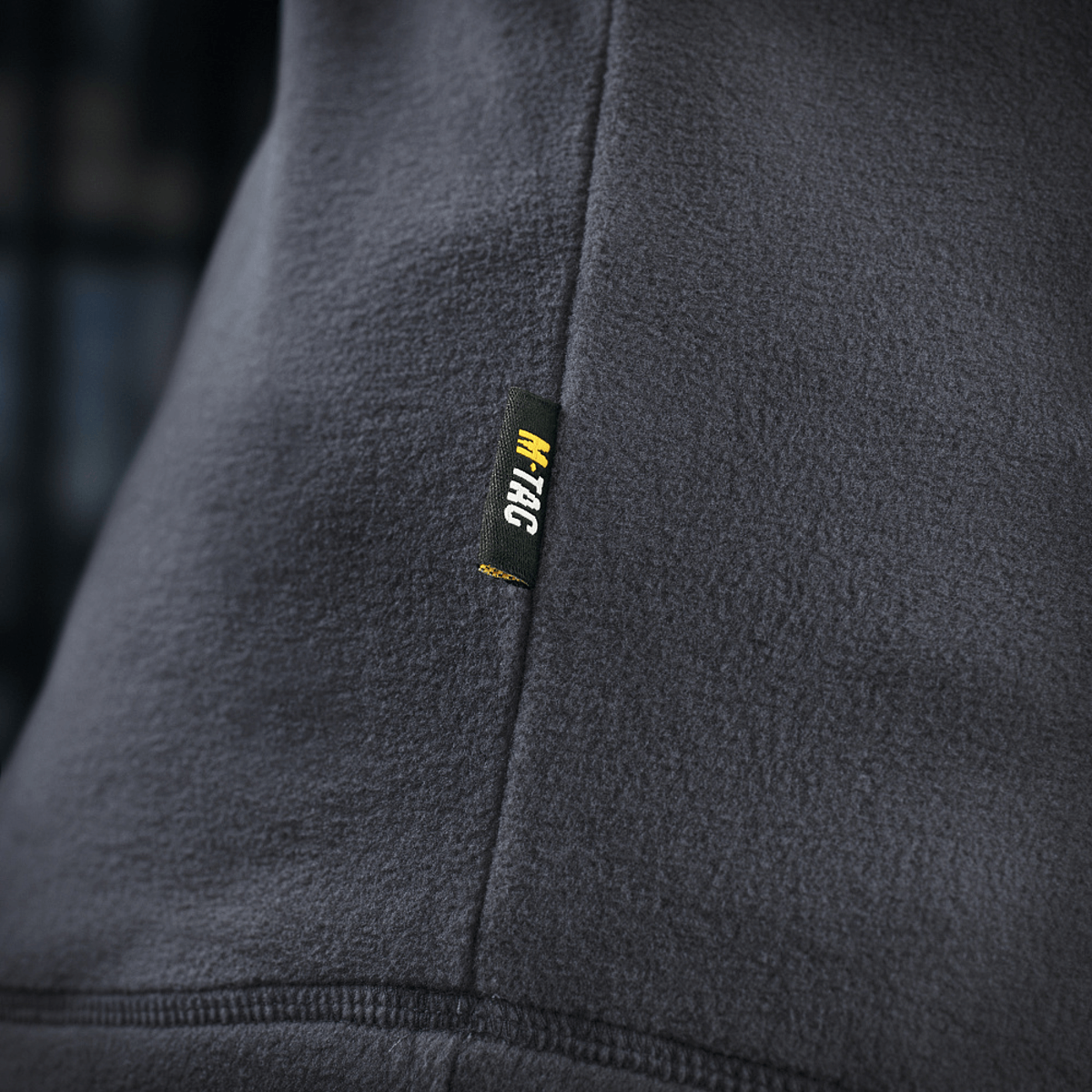 M-Tac Delta Polartec Fleecejakke i grå med etiketdetalje, fremstillet af slidstærkt Polartec® Micro Series-fleece