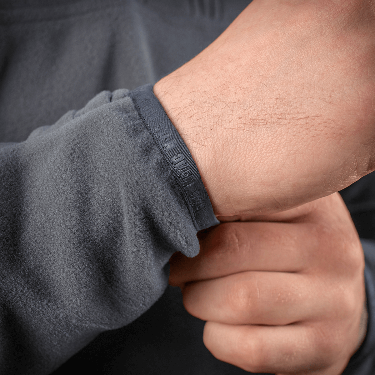 Nærbillede af ærme på M-Tac Delta Polartec Fleecejakke, viser jakken i blød, åndbar Polartec Micro Series-fleece for komfort og stil.