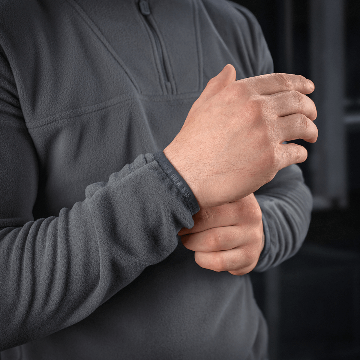 Person iført M-Tac Delta Polartec Fleecejakke viser jakkehylstret