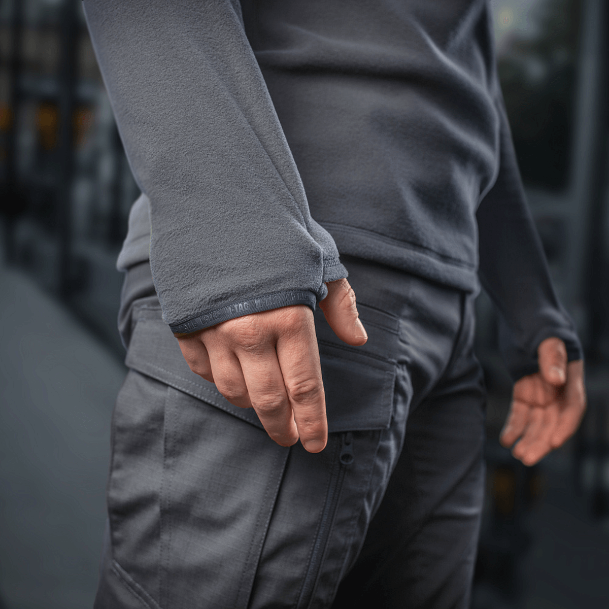 Mand iført M-Tac Delta Polartec Fleecejakke viser lommedetalje