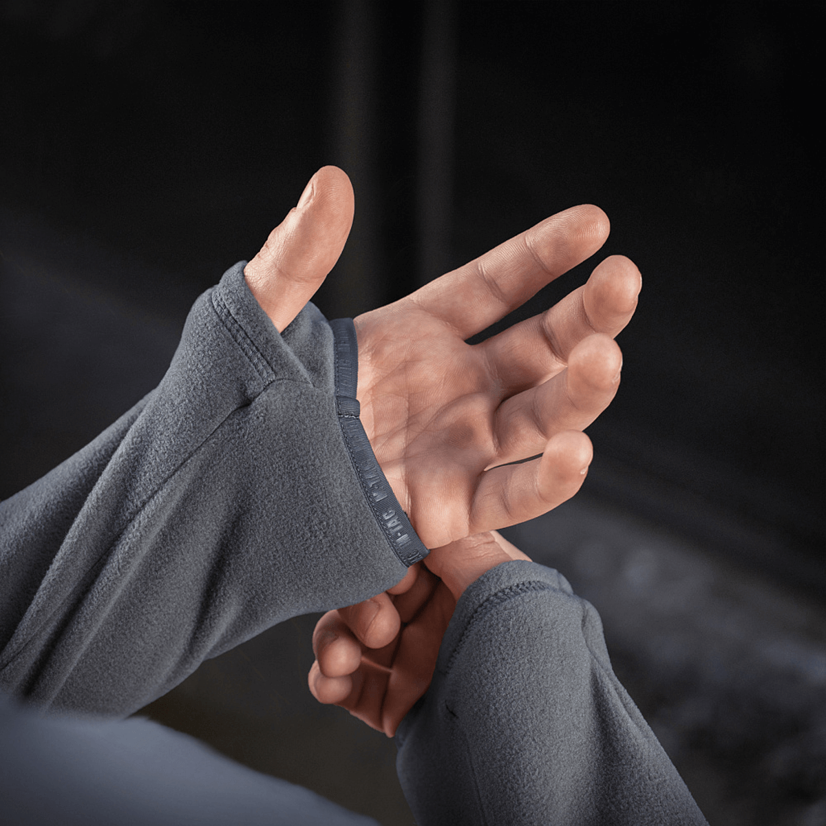 Detalje af M-Tac Delta Polartec Fleecejakke viser ærmedesign med tommelfingerhuller til komfort og varme.