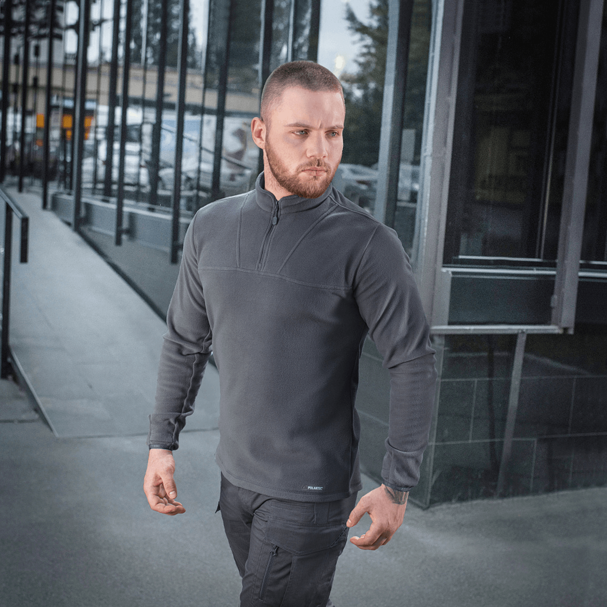 Mand iført M-Tac Delta Polartec Fleecejakke udendørs, stilfuld og varm jakke i gråt Polartec® stof til kolde dage.