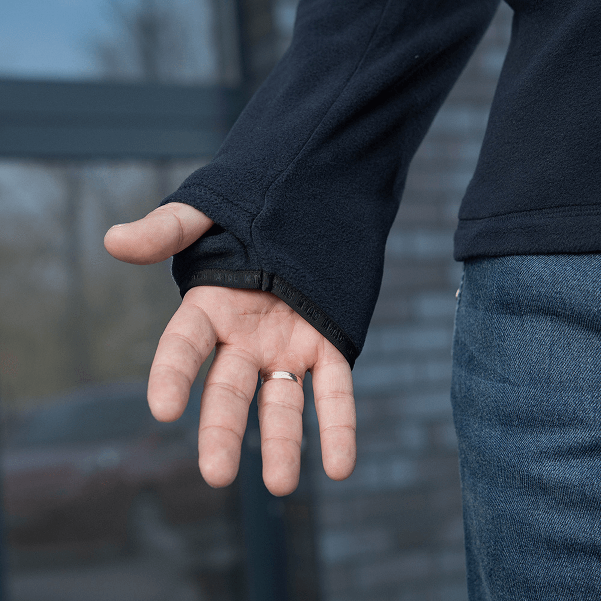 Detalje af M-Tac Delta Polartec Fleecejakke med ærmedesign, fremstillet af Polartec® Micro Series-fleece, vises på en person.