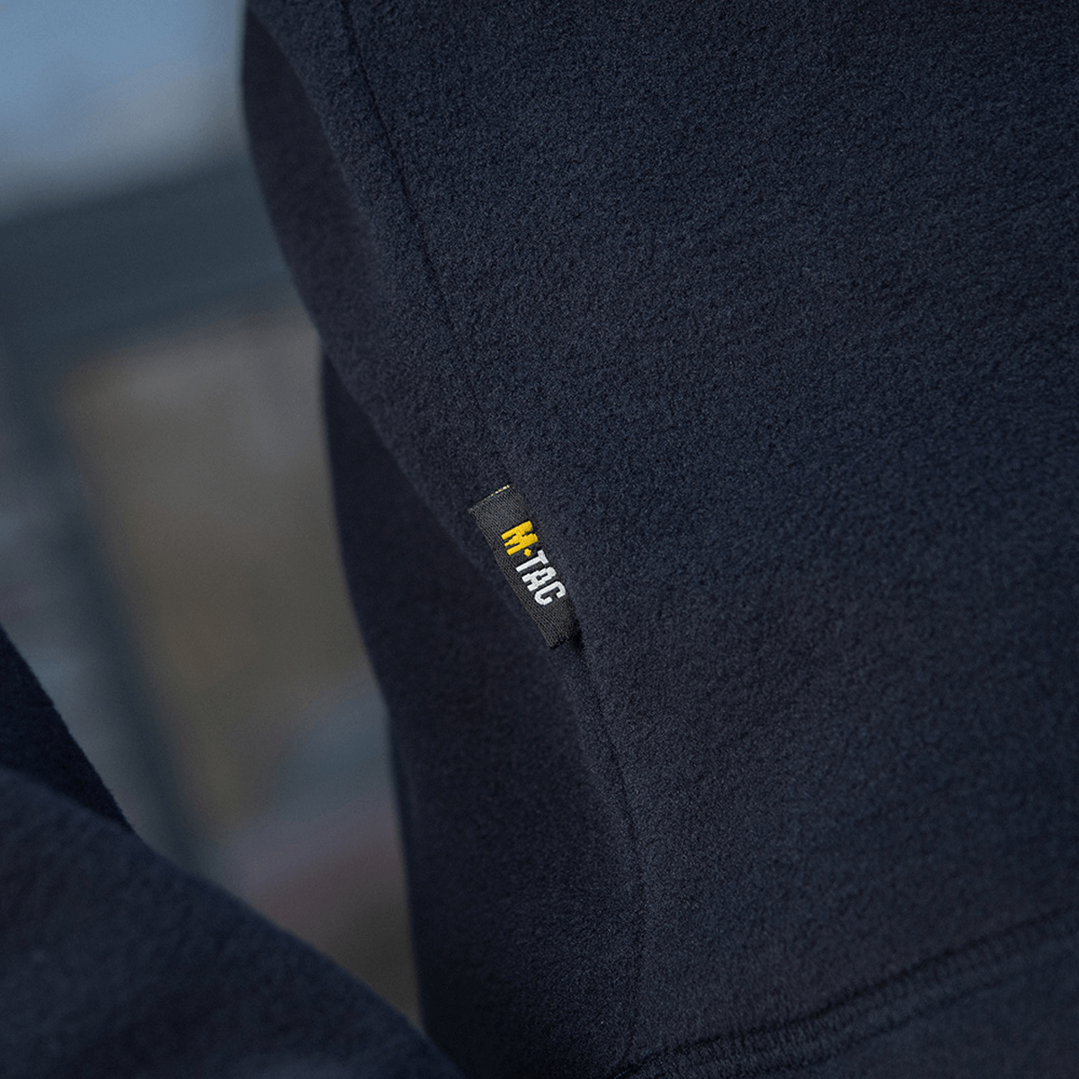 Nærbillede af M-Tac Delta Polartec Fleecejakke viser det bløde og slidstærke Micro Series-fleece stof.