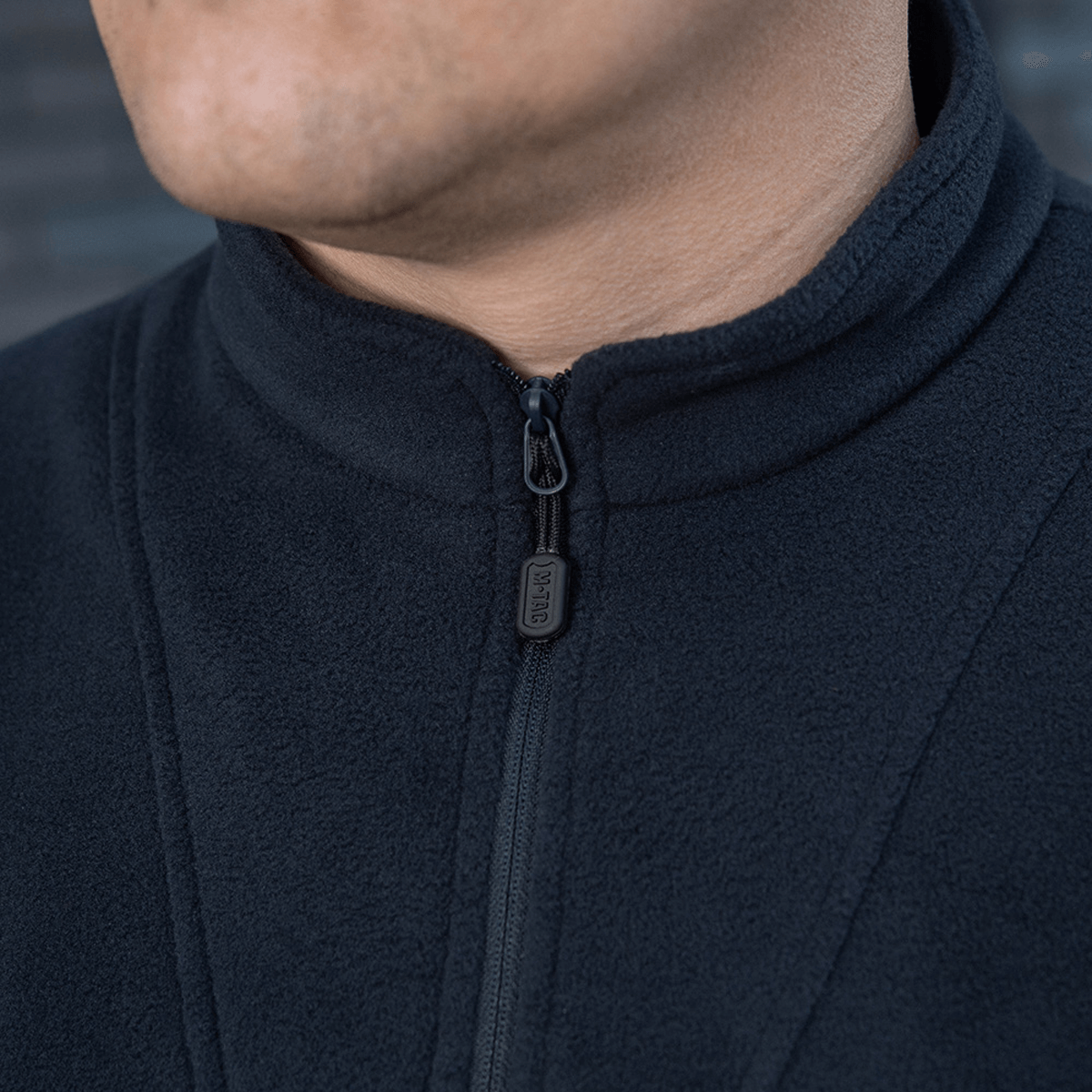 Nærbillede af M-Tac Delta Polartec Fleecejakke i sort med halv lynlås, fremstillet af blødt og varmt Polartec® Micro Series-fleece.