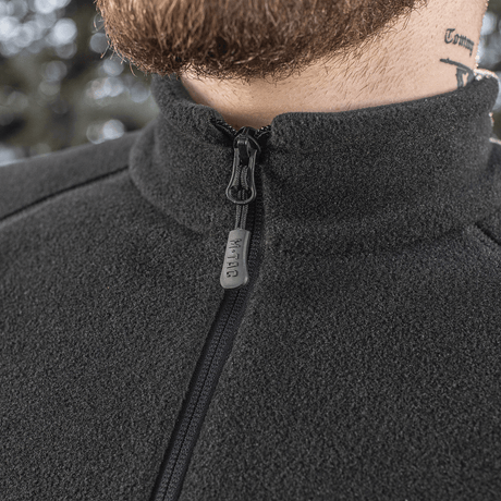 Nærbillede af M-Tac Polartec Sport Fleecejakke, der viser lynlås og tekstur af premium Polartec® 200 Series fleece.