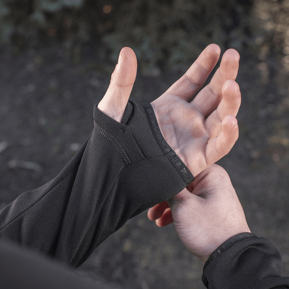 M-Tac Polartec Sport Fleecejakke i sort materiale med polstret ærme og komfortabelt design, ideel til overgangsperioder.