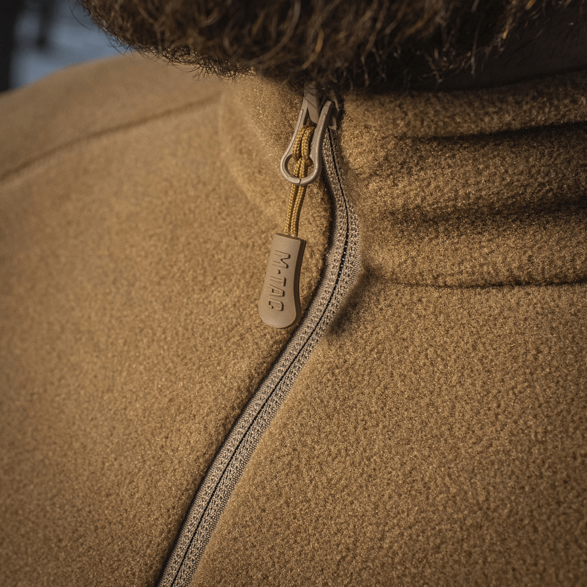 M-Tac Polartec Sport Fleecejakke viser lynlåsdetalje i nærbillede udendørs