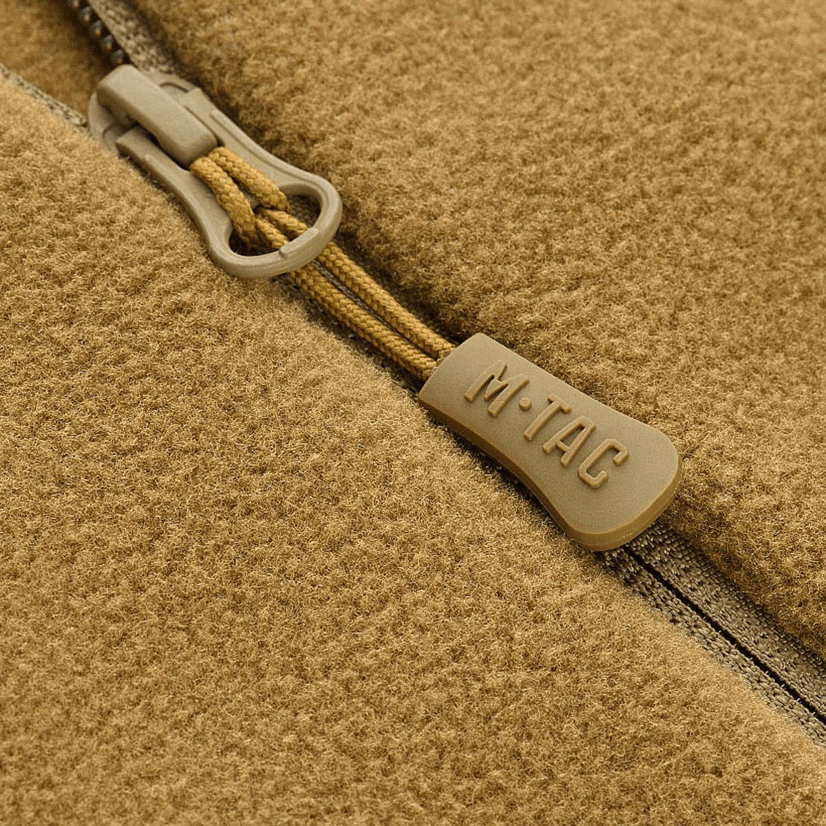 M-Tac Polartec Sport Fleecejakke lynlås detaljeret billede med fokus på materialets tekstur og kvalitet.