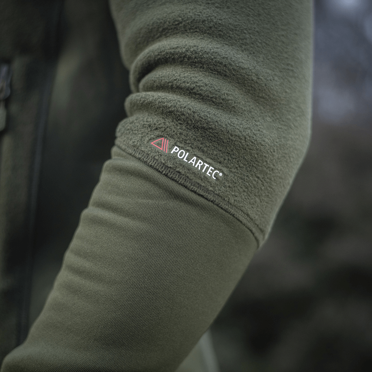 M-Tac Polartec Sport Fleecejakke i grønt med Polartec® logo på ærme, designet til varmeisolering og komfort.