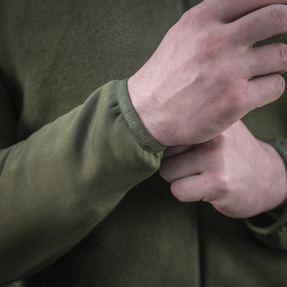 M-Tac Polartec Sport Fleecejakke viser ærmedetalje, der fremhæver materialets varmeisolering og åndbarhed.