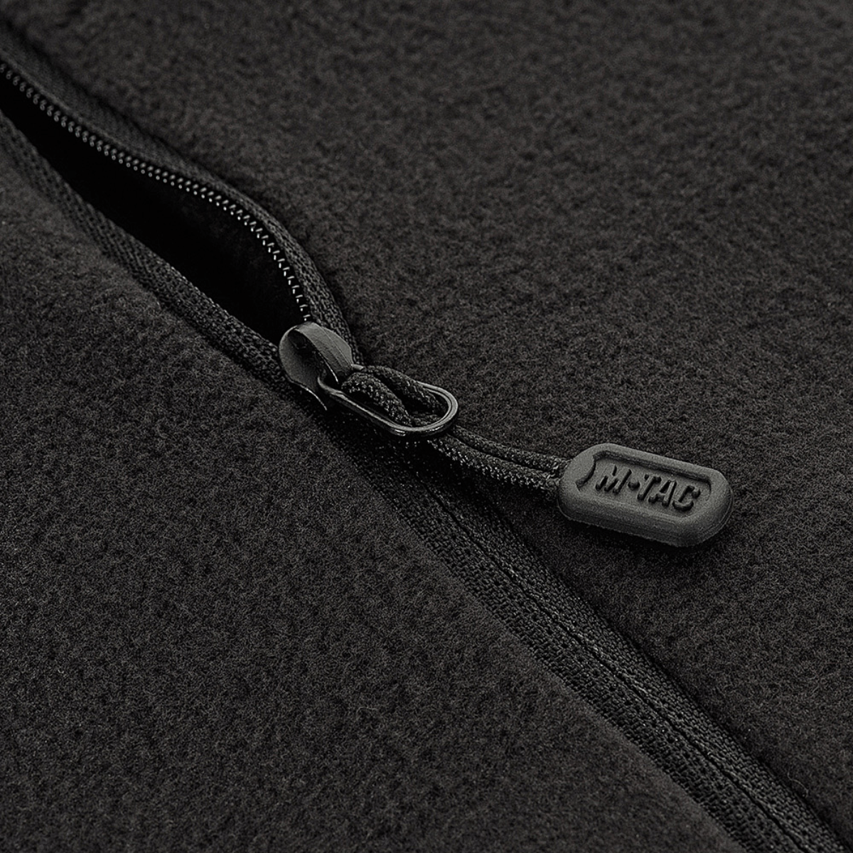 Nærbillede af lynlåsen på M-Tac Delta Polartec Raglan Jakke med holdbar Micro Series fleece fra Polartec®