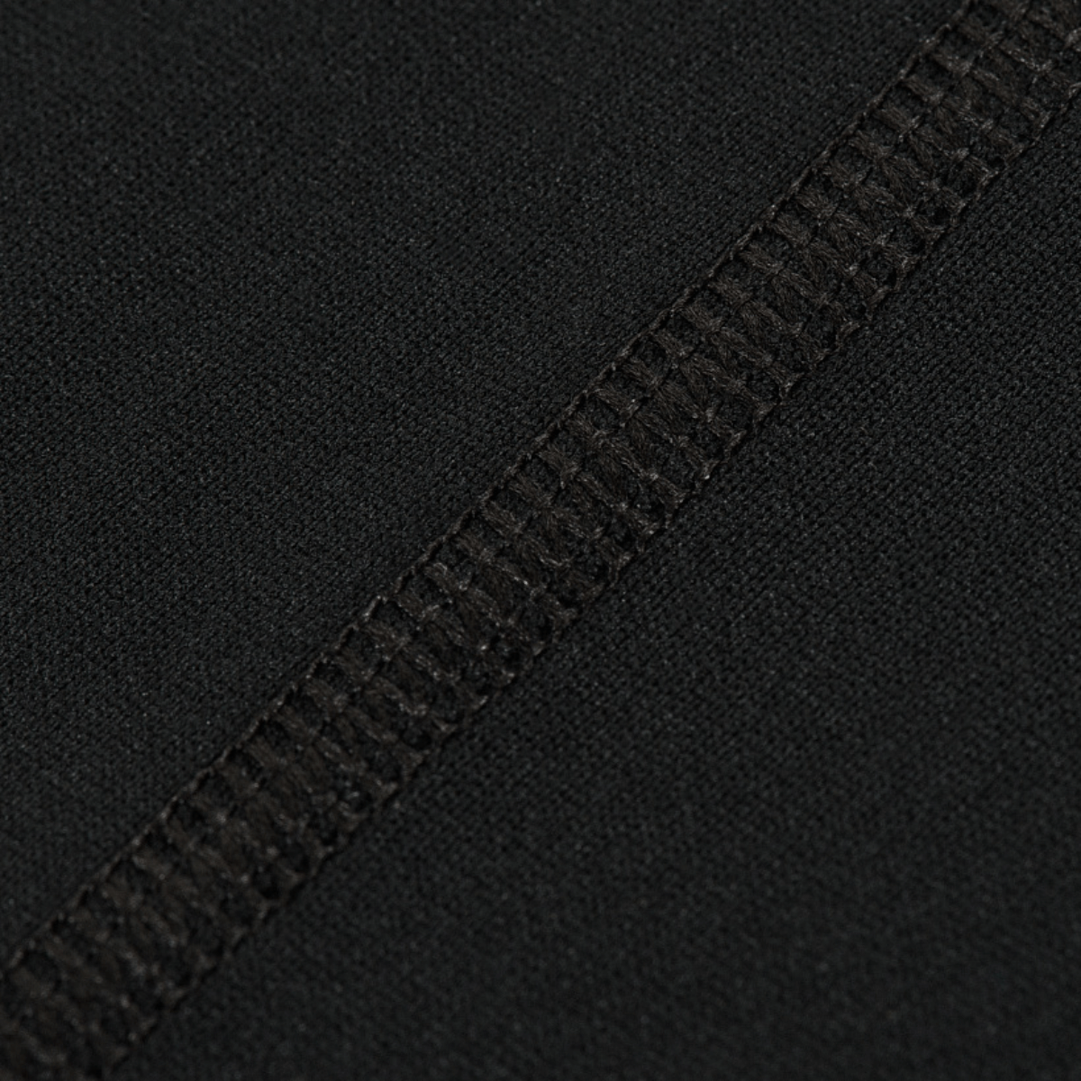 Nærbillede af M-Tac Level I Polartec Thermal Shirt med flade sømme og Power Dry® materiale, der fremmer termoregulering og komfort