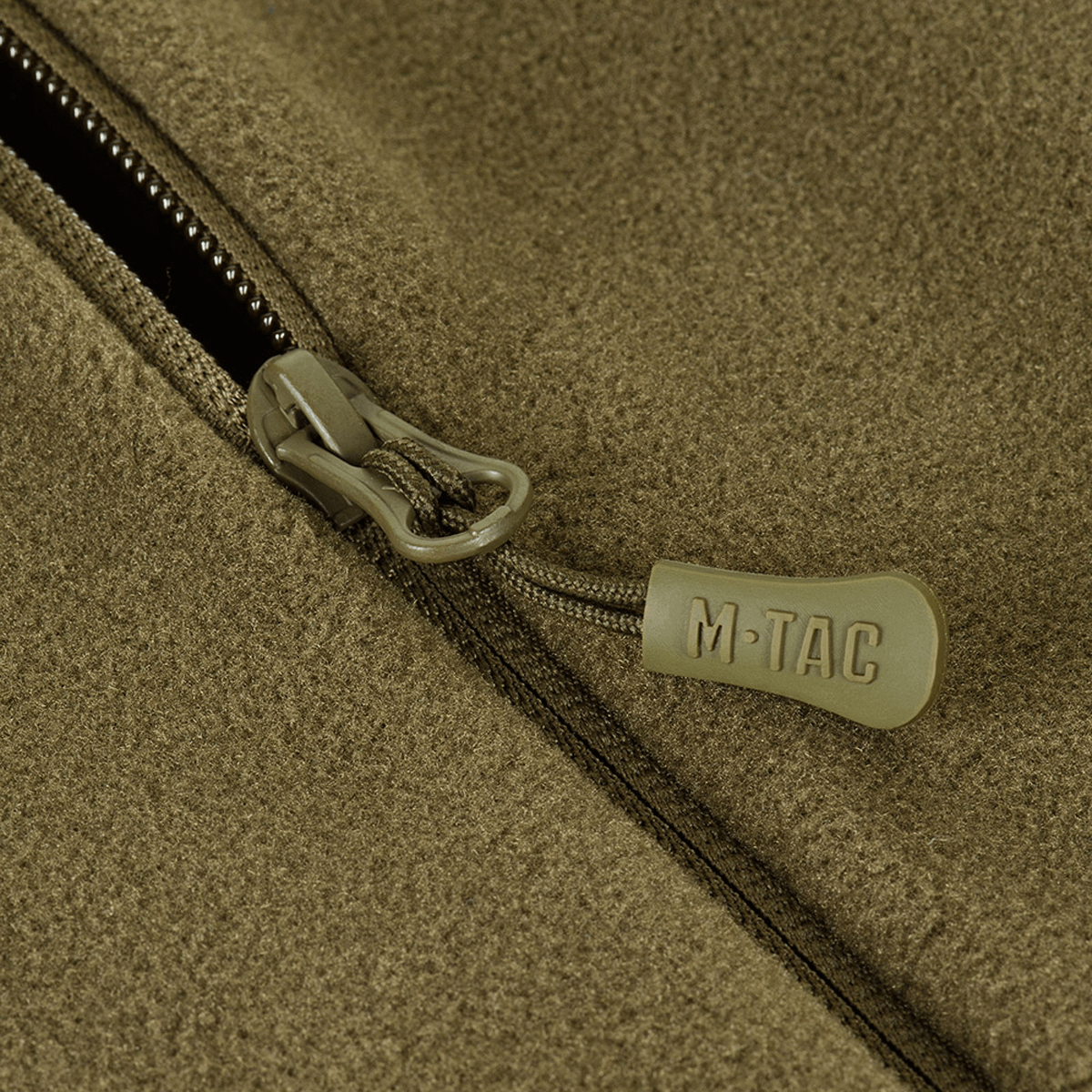 Nærbillede af lynlås på M-Tac Polartec Sport Hættetrøje, viser materialekvalitet og design.
