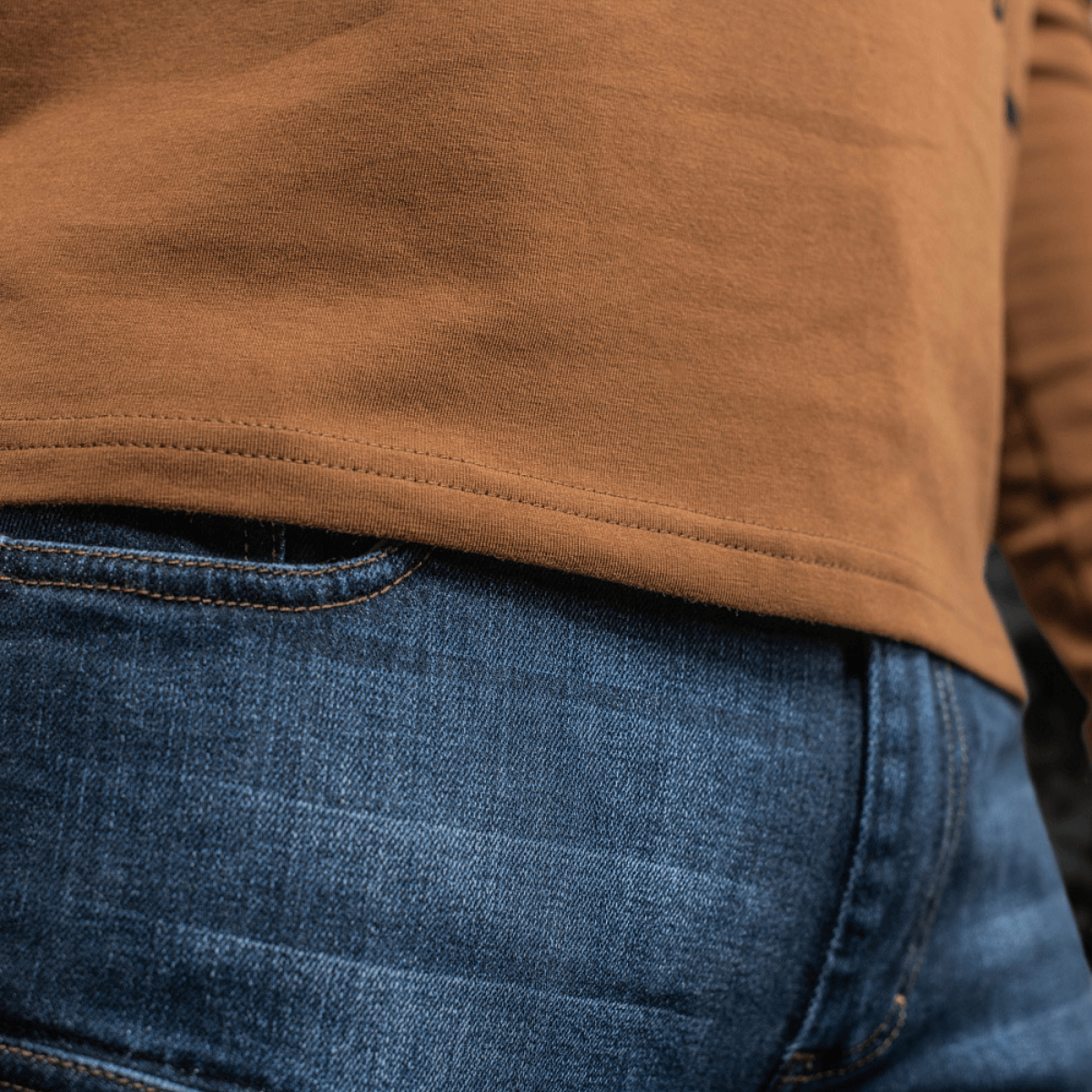 Nærbillede af M-Tac T-Shirt UA Side Langærmet med jeans, viser komfortabel pasform og holdbart materiale i brug.