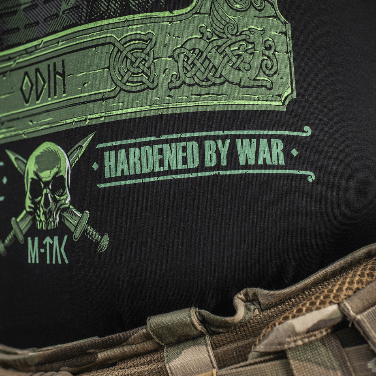 Detaljer af M-Tac T-Shirt Night Vision med Odin-print og teksten 'Hardened by War' i nordisk stil.