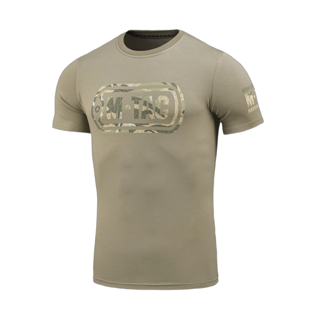 M-Tac T-Shirt Logo med camouflage mønster, ikonisk M-Tac-logo og slogan "Born by Revolution – Hardened by War" på ærmet.