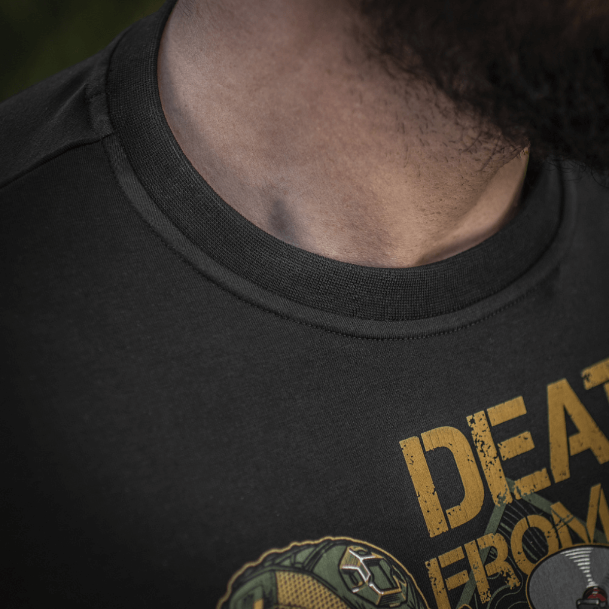 M-Tac T-Shirt Delivery Service med Pin-Up-print inspireret af Anden Verdenskrig, der viser teksten 'Death from Above' og FPV-briller.