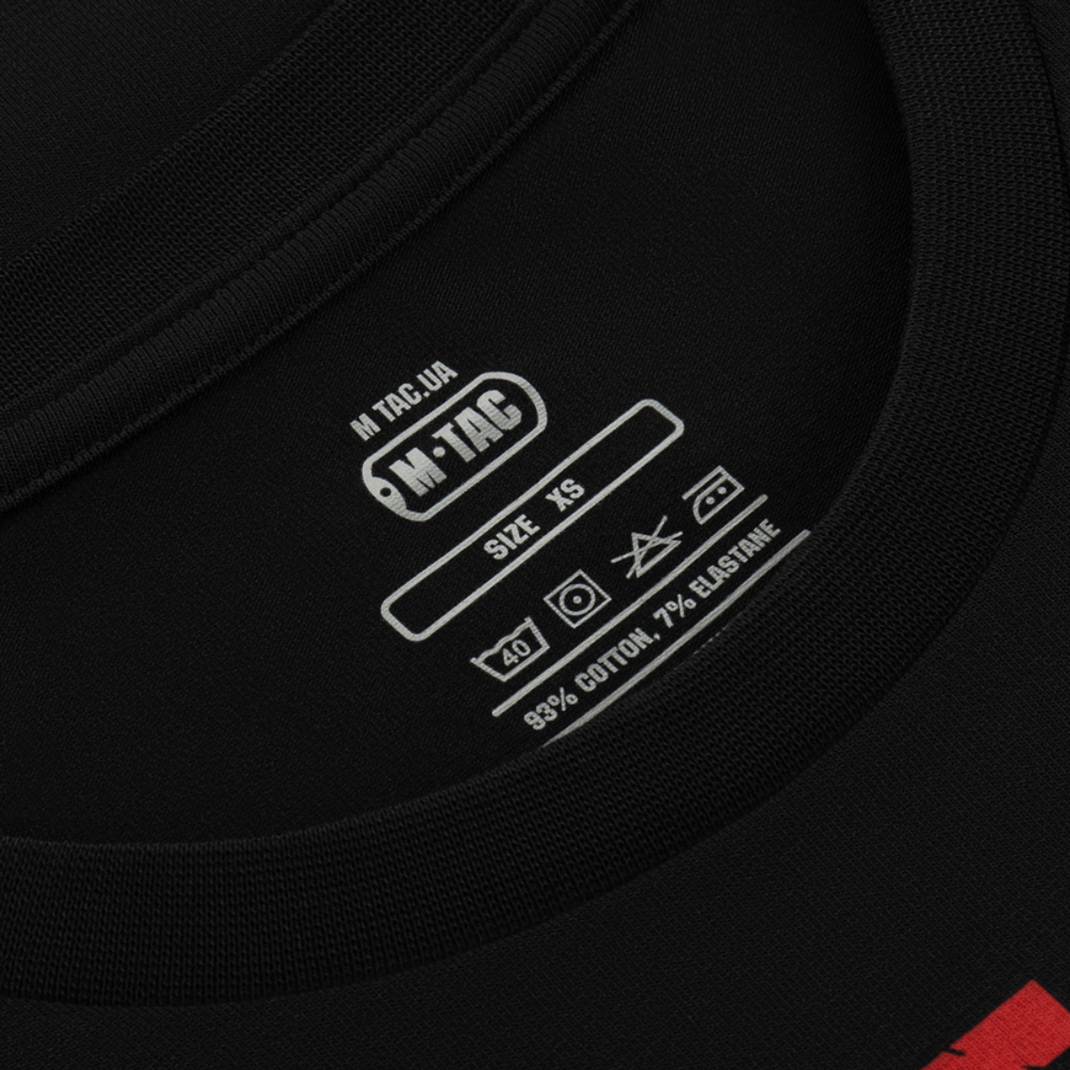 Nærbillede af M-Tac T-Shirt Freedom label, XS størrelse, 93% bomuld, 7% elastan. Viser vaskeanvisninger og mærkelogo.