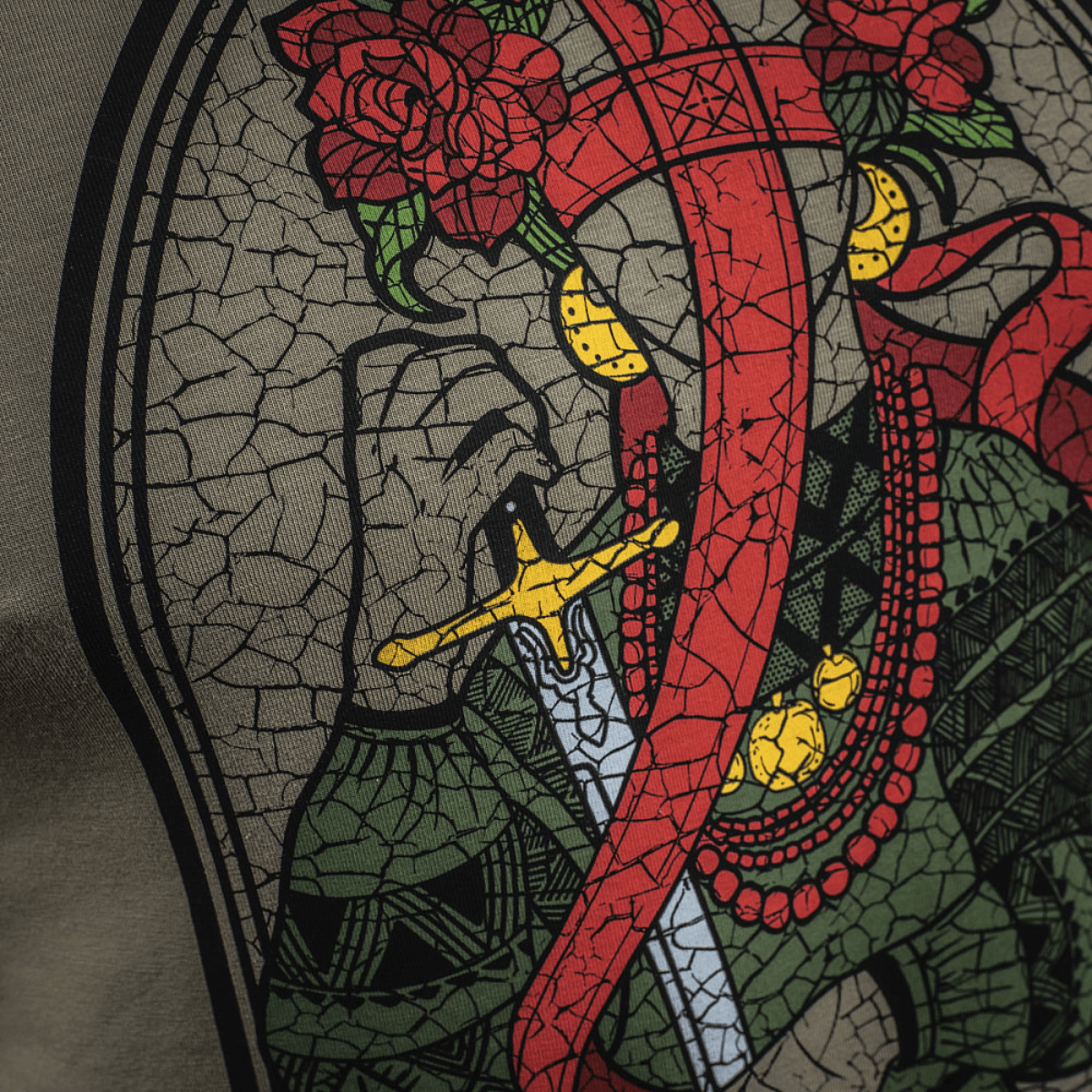 Detalje af M-Tac T-Shirt Motanka med Motanka-dukke i ukrainsk outfit og sværd, der symboliserer kosakkers mod.