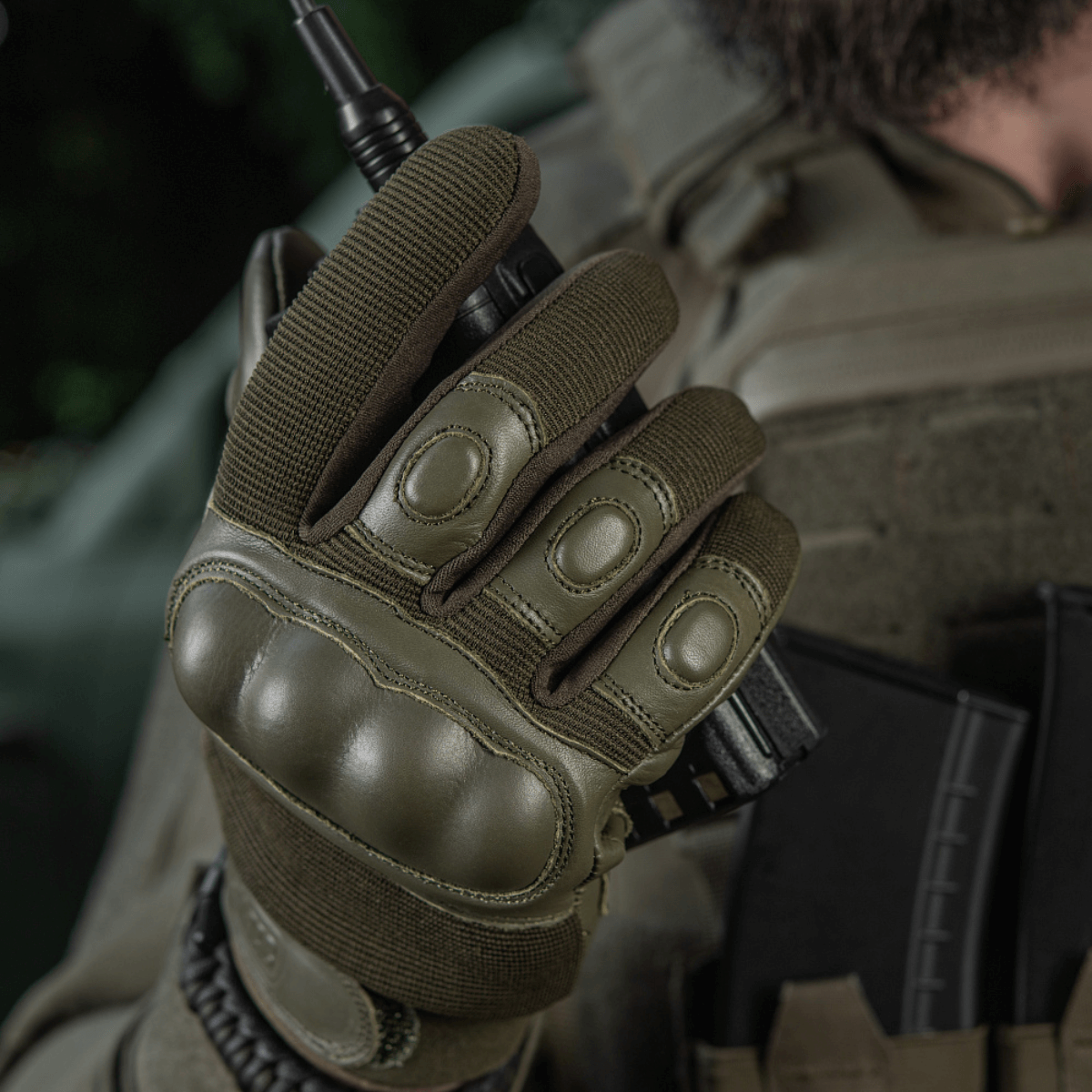 Taktiske "M-Tac Handsker Assault Tactical Mk.4" i aktion med våbenhåndtering, forstærket læderhåndflade og non-slip greb.