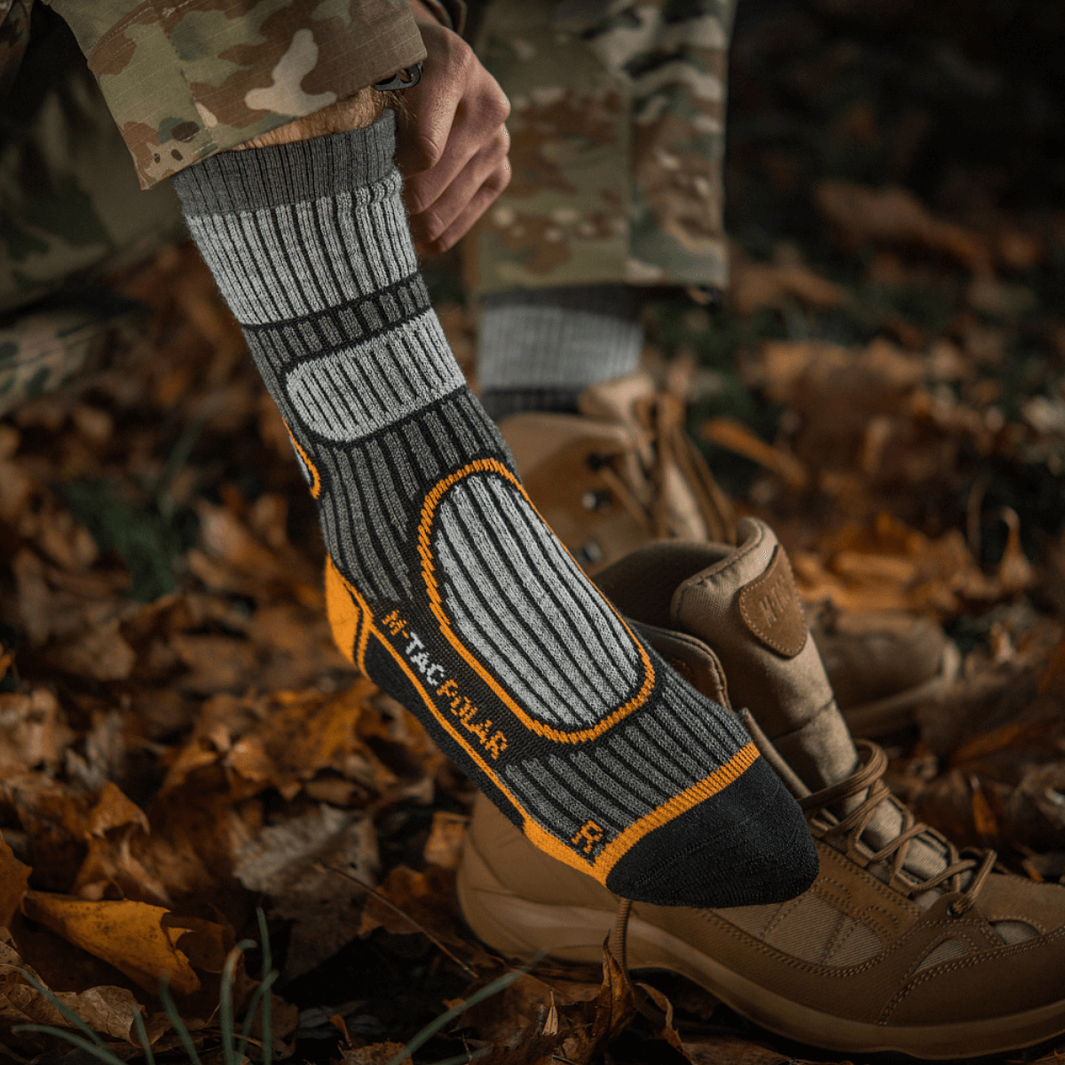 M-Tac Sokker Polar Merino 40% - varme udendørssokker i efterårsblade med camouflagetøj og støvler. Slidstyrke og komfort i fokus.