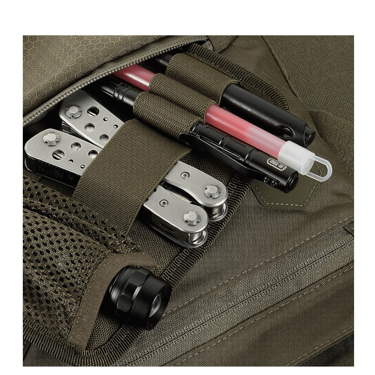 Detaljeret visning af M-Tac Konvert Taske Elite med rum, der indeholder multiværktøj og tilbehør, lavet af holdbar Cordura.