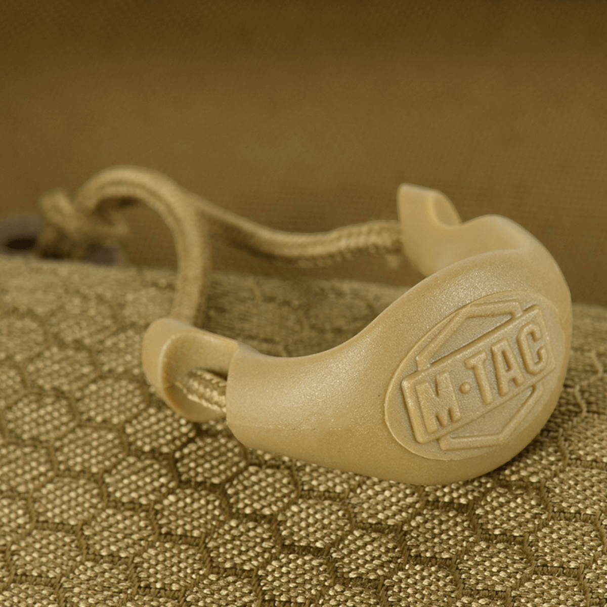 Nærbillede af M-Tac Konvert Taske Elite med magnetventil-lukkemekanisme og robust Cordura-materiale.