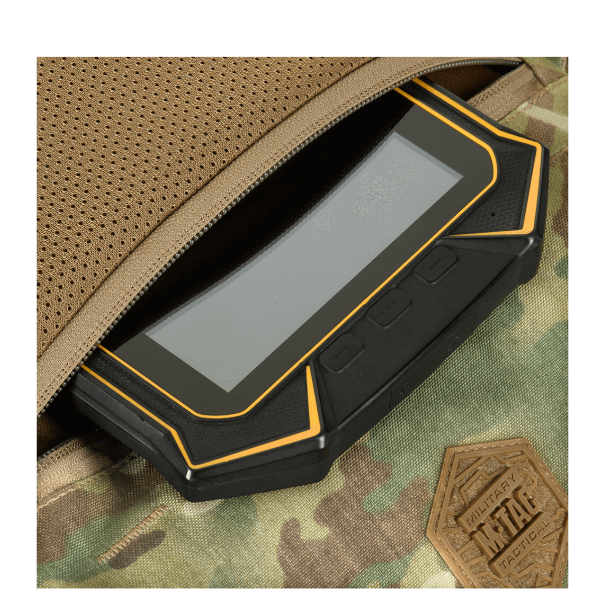 M-Tac Konvert Taske Elite med tablet-design, lavet af slidstærkt Cordura materiale, vises med åbent rum til nem adgang.