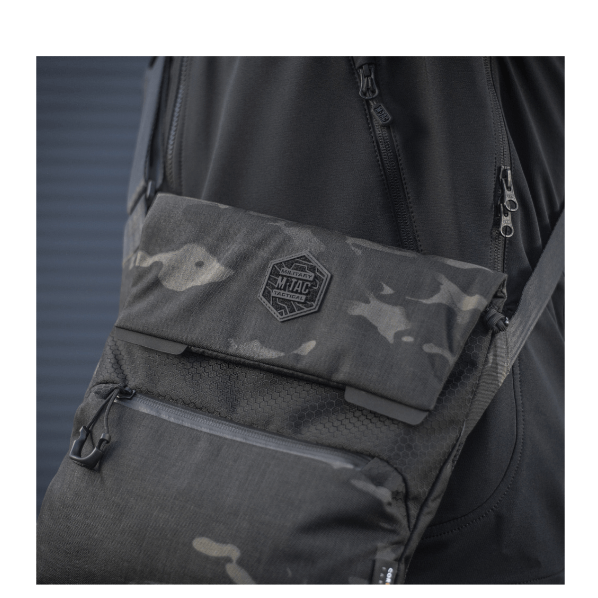 M-Tac Konvert Taske Elite i camouflage-design, slidstærk og let, med justerbar skulderrem, lavet af Cordura 500D og Hex 1000D materialer.