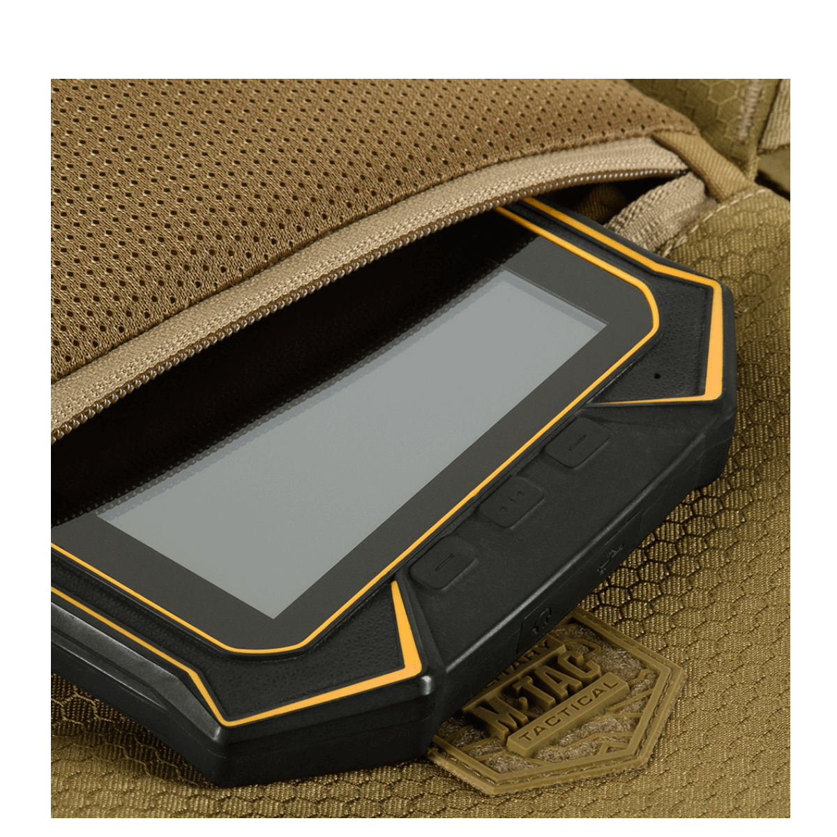 M-Tac Konvert Taske Elite med tablet-design og holdbar Cordura-fremstilling, viser tæt på lomme åbnet til hurtig adgang.