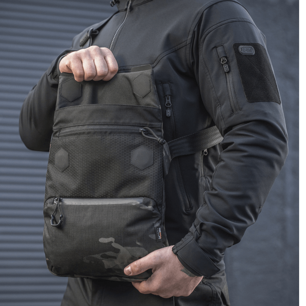 M-Tac Konvert Taske Elite i sort med magnetisk dæksel, slidstærkt Cordura materiale og justerbar skulderrem. Perfekt til tablet-bærbarhed.