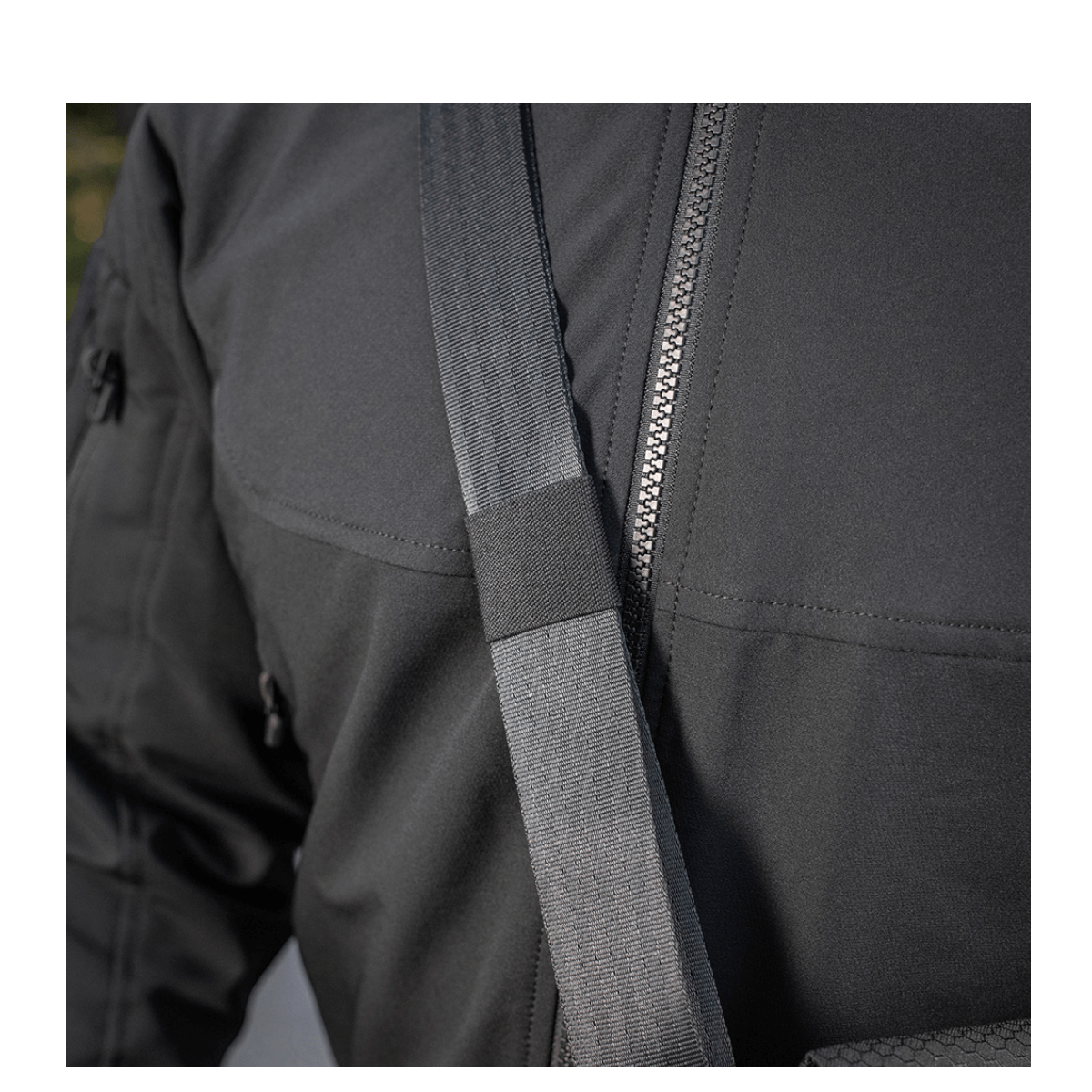 Nærbillede af M-Tac Konvert Taske Elite med skulderrem på en person iklædt sort jakke