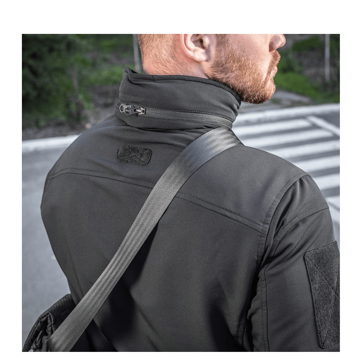 Mand iført M-Tac Konvert Taske Elite over skulderen udendørs, Tasken lavet af holdbart Cordura-materiale, ideel til daglig brug.