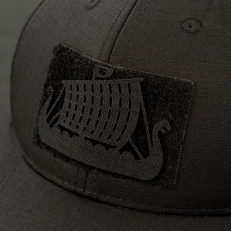 M-Tac Patch Drakkar Laser Cut – Vikingaskepp fäst på svart keps, visar detaljerat drakskeppsdesign skuret i Cordura 500D.