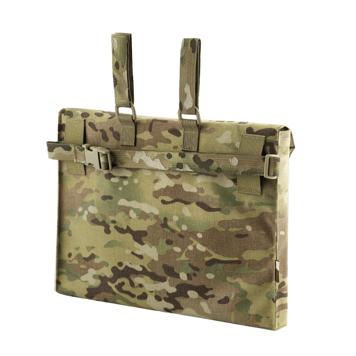 Camouflage M-Tac taske til Bundeswehr liggeunderlag med velcro-stropper til montering på MOLLE-systemer, set fra siden.