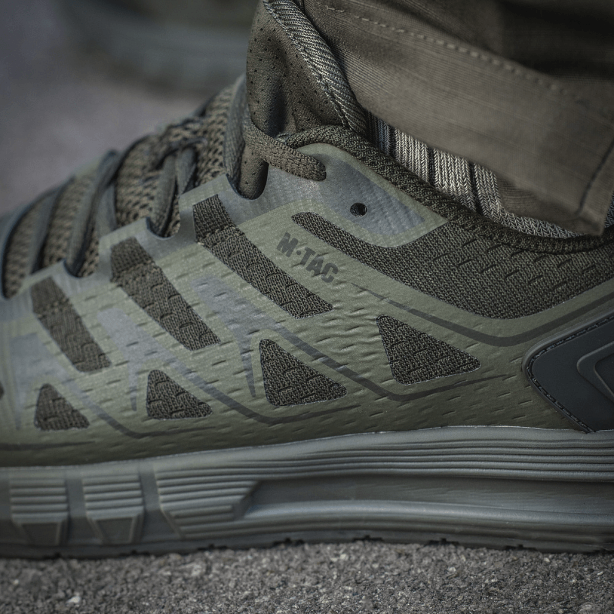 Nærbillede af M-Tac Tactical Summer Sport Sneakers med fokus på detaljer og slidstærk sål designet til varme vejrforhold.
