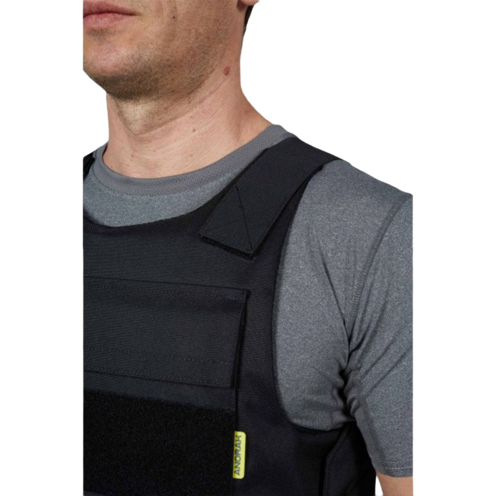 Mand iført Anorak Duty I Cover i letvægts CORDURA® og 3D SPACER Coolmax®, designet til politibetjente og sikkerhedspersonale.