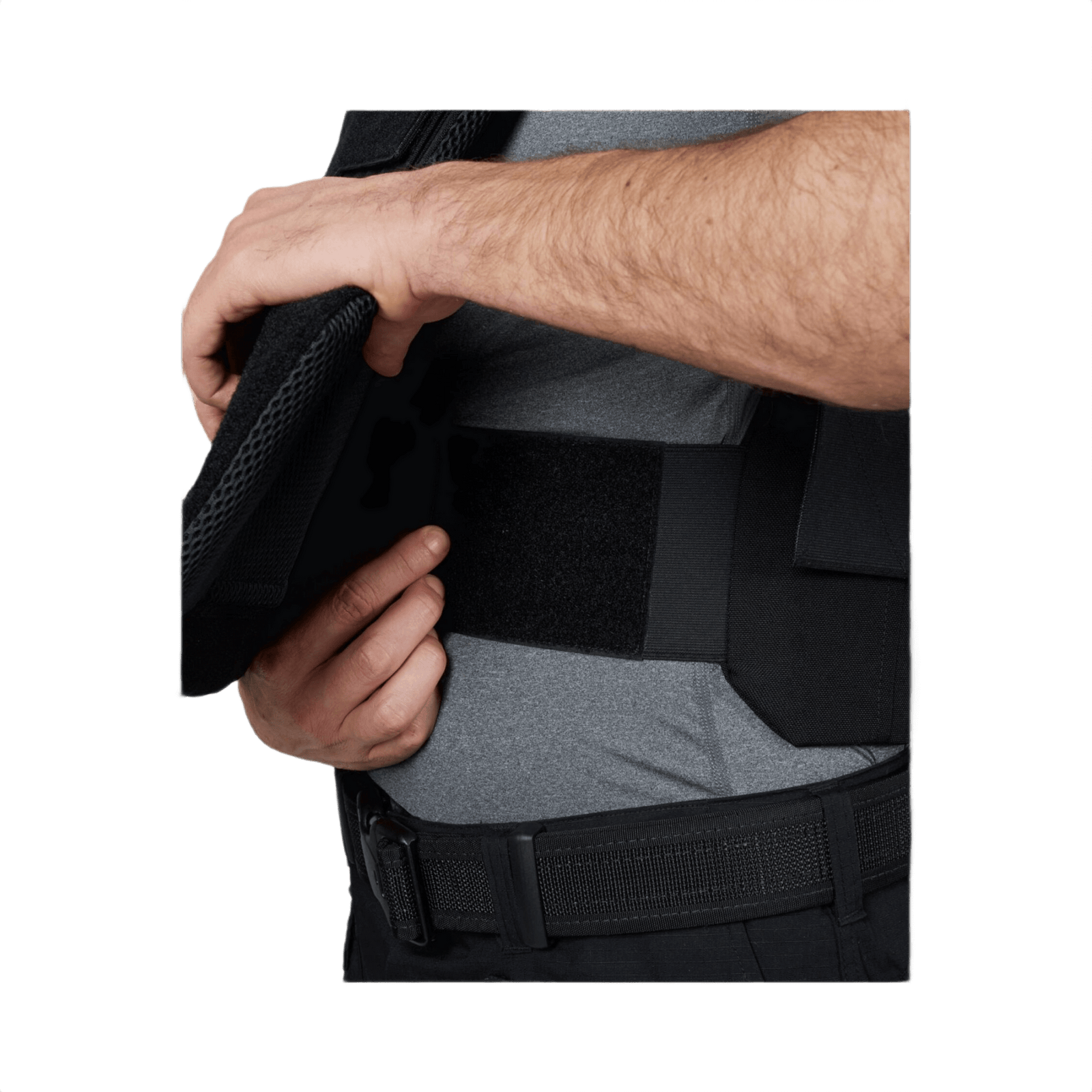 Mand justerer Anorak Duty III-M Cover med "PALS" webbing til MOLLE-lommer for optimal ballistisk beskyttelse og mobilitet