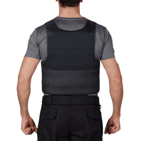 Mand iført Anorak Rhodium® Concealable I Stik & Skudsikker Vest under gråt tøj, bagfra visning